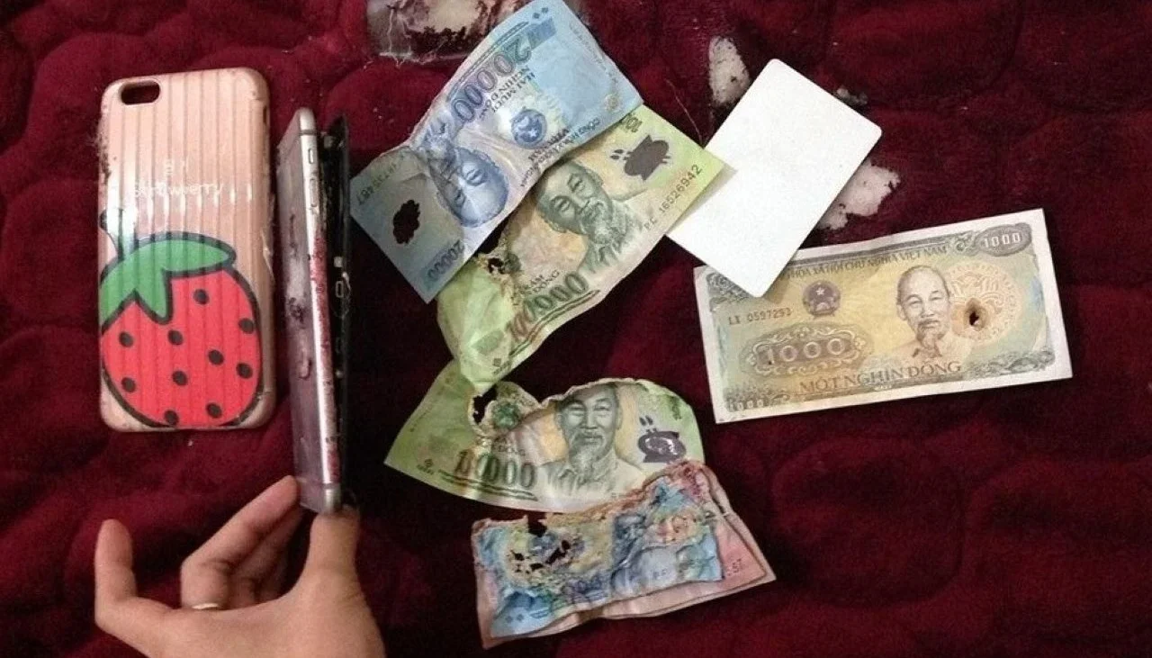Để tiền sau ốp lưng điện thoại có sao không?