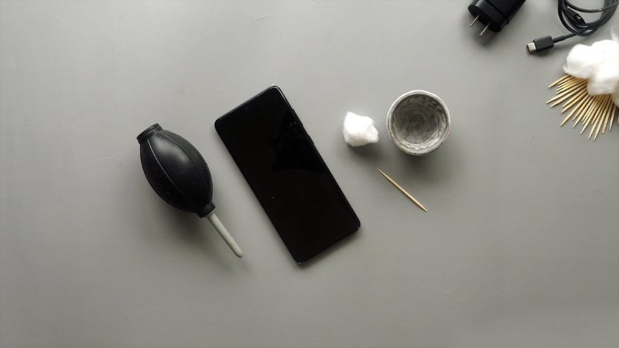 Cách vệ sinh cổng sạc trên Android và iPhone