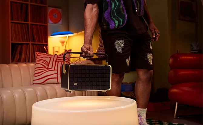 Loa được trang bị pin sạc cho khả năng sử dụng linh hoạt