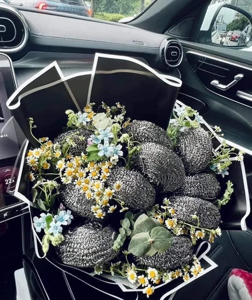 Ngã ngửa trước loạt quà tặng 8.3 độc đáo của cánh mày râu