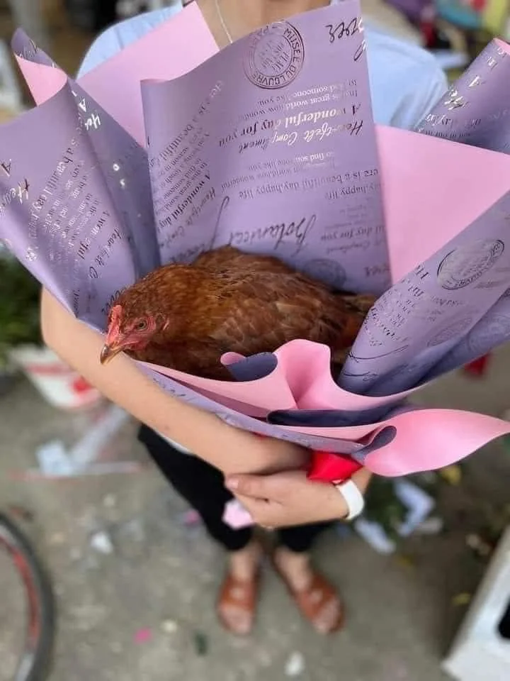 Ngã ngửa trước loạt quà tặng 8.3 độc đáo của cánh mày râu