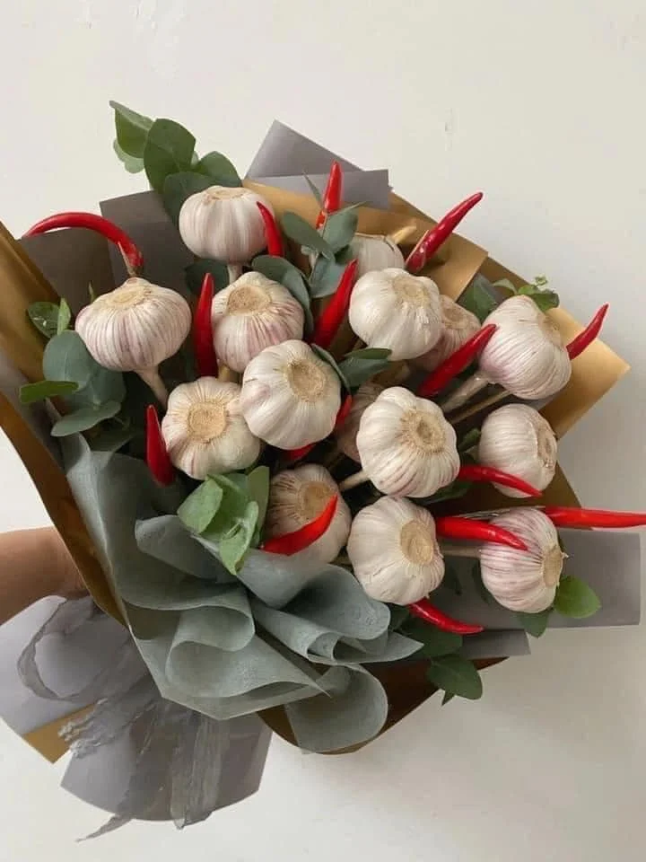 Ngã ngửa trước loạt quà tặng 8.3 độc đáo của cánh mày râu