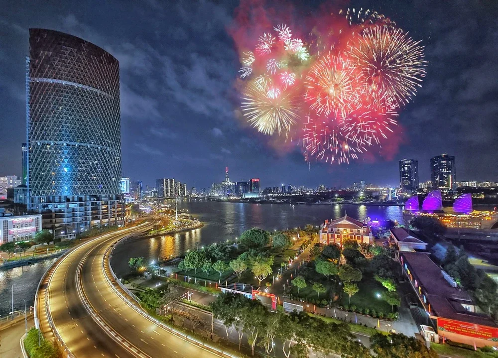 16 địa điểm bắn pháo hoa Sài Gòn dịp lễ 30.4 - 1.5