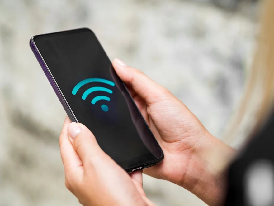 Cẩn thận dữ liệu điện thoại vì dùng Wi-Fi 