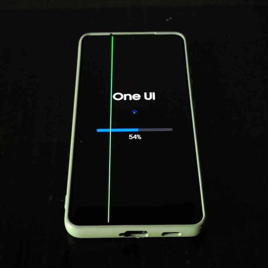 Galaxy S21 gặp lỗi màn hình sọc xanh