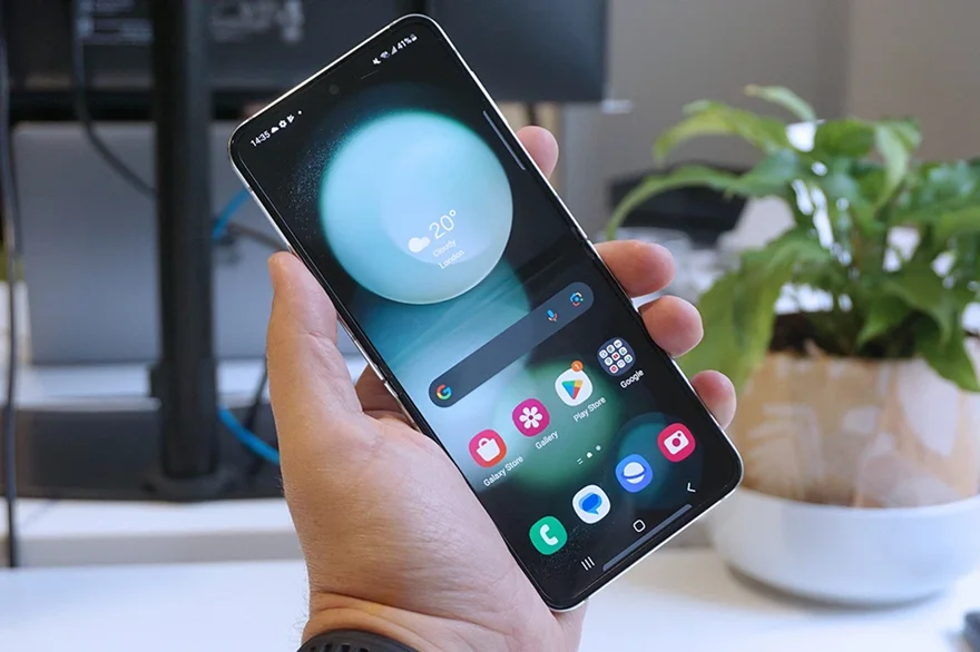 Galaxy Z Flip6 rò rỉ camera zoom 50MP, nếp gấp được cải tiến