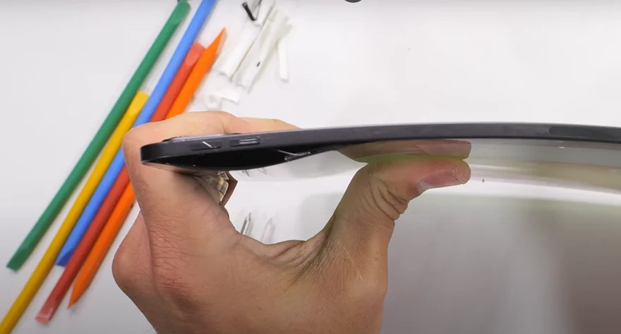 iPad Pro M4 kiên cường vượt qua bài test bẻ cong khốc liệt