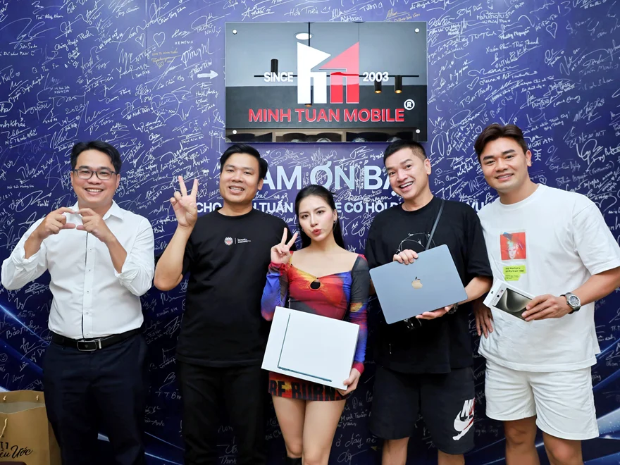 Diễn viên Tín Nguyễn năng động bên MacBook Air M2