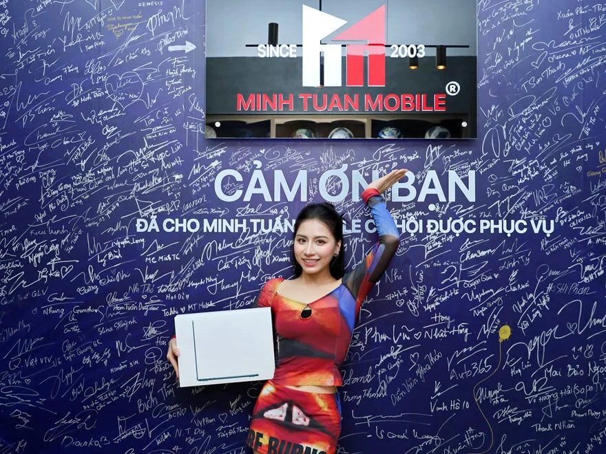 Diễn viên Tín Nguyễn năng động bên MacBook Air M2