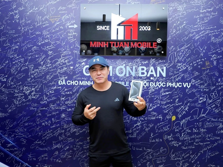 Diễn viên Trung Dũng lịch lãm với chiếc iPhone 15 Pro Max