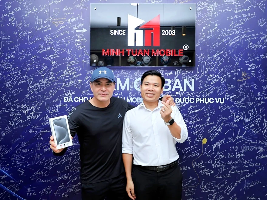 Diễn viên Trung Dũng lịch lãm với chiếc iPhone 15 Pro Max