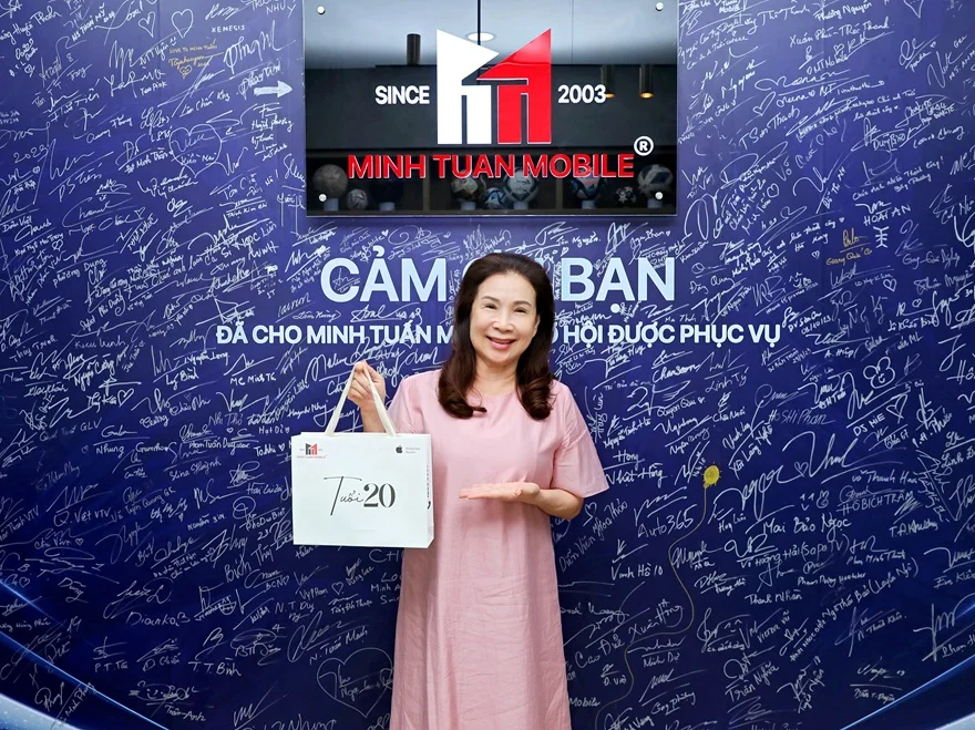  NSND Kim Xuân quý phái với micro Boya BY-WM3T2-U2