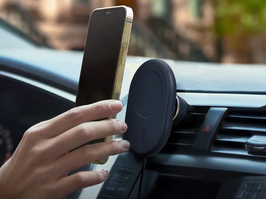 Các tác hại không ngờ khi sạc điện thoại trên xe hơi