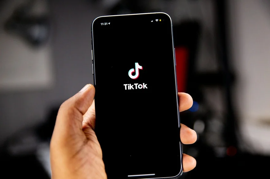 Cách bảo vệ mắt khi dùng TikTok