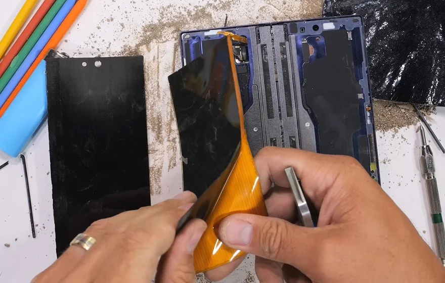 Galaxy Z Fold6 vượt qua bài kiểm tra độ bền ấn tượng