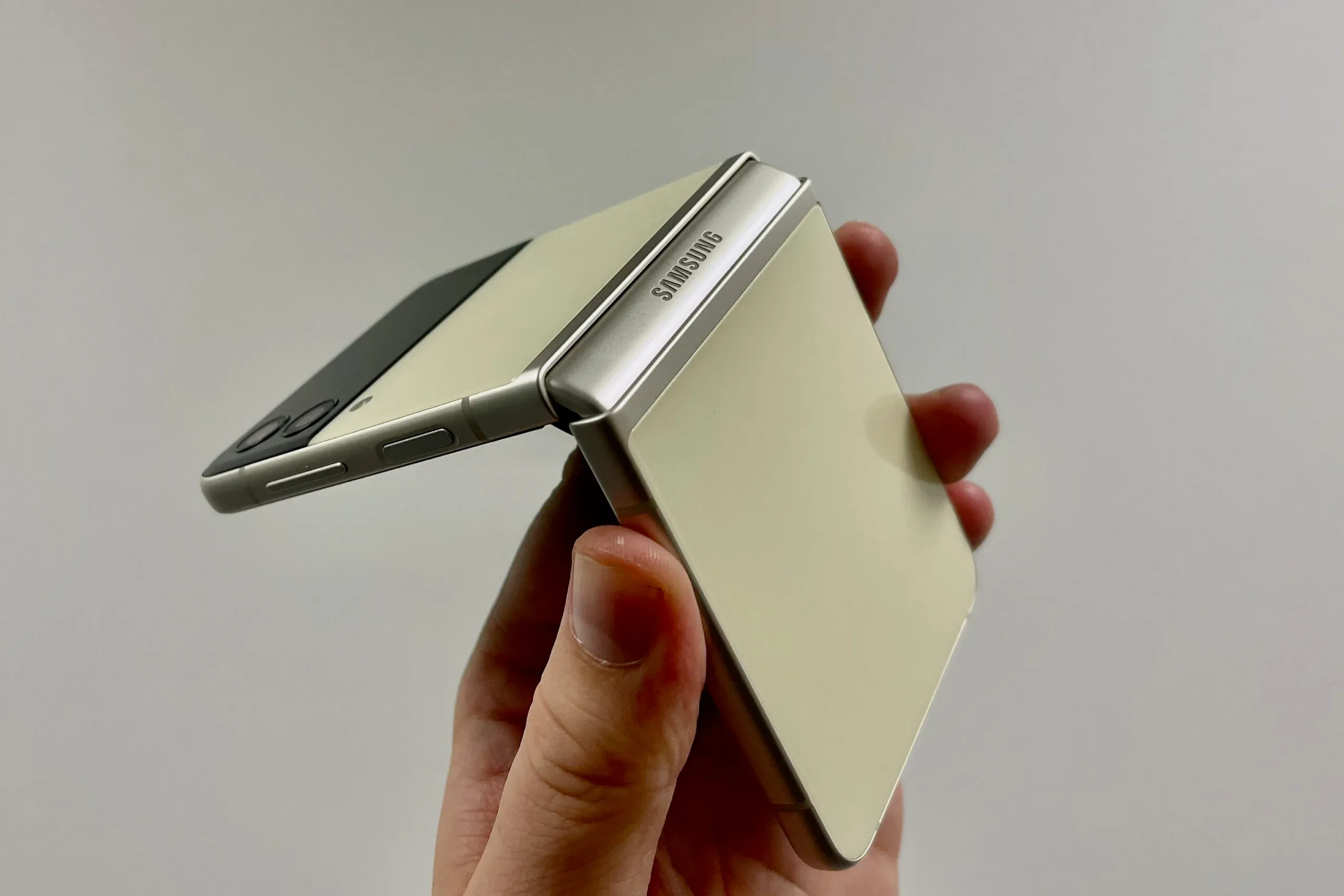 Bản lề gập của galaxy z flip4