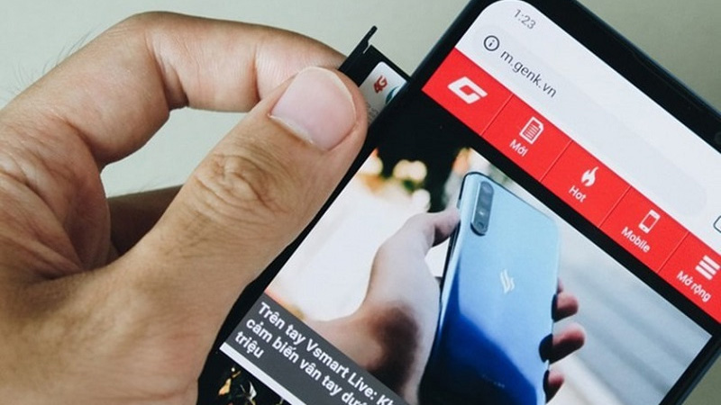 Mở và lắp thẻ SIM của bạn vào