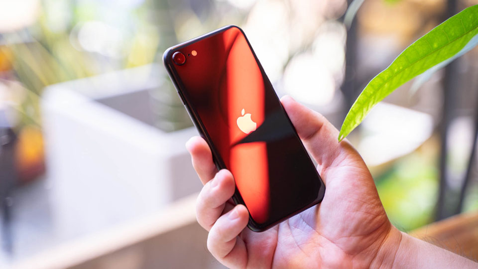 iPhone SE 2022 64GB với thiết kế giữ nguyên thiết kế truyền thống với nút Home vật lý tích hợp Touch ID