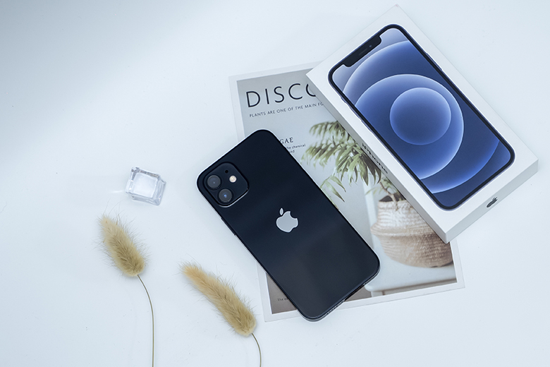iPhone 12 256GB - Chính hãng VN/A là sự pha trộn giữa mới và cũ, khi kết hợp giữa sự vuông vức