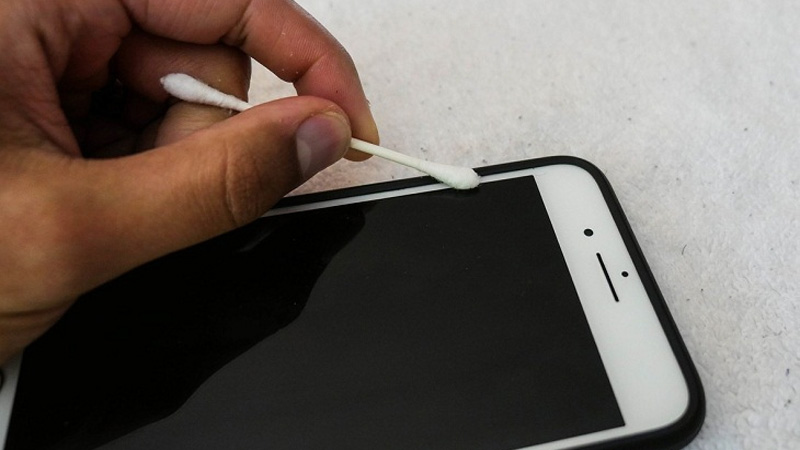 Kiểm tra các nút có bị kẹt không và làm sạch bằng cồn