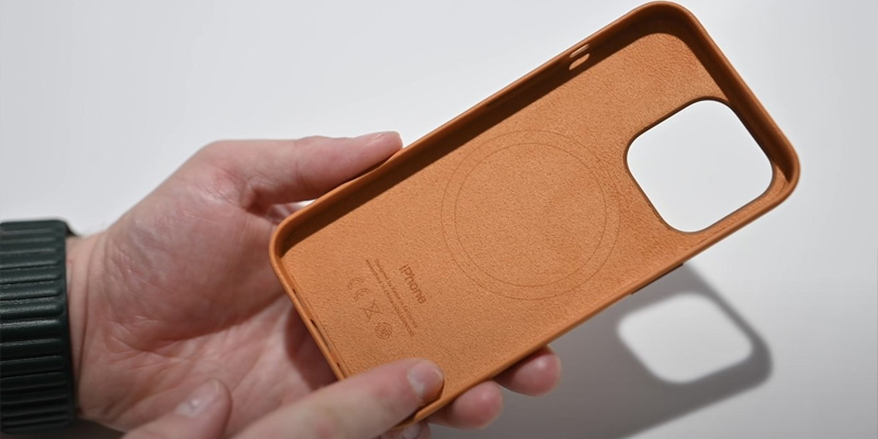 Với ốp lưng, thiết bị sẽ phần nào được bảo vệ chắc chắn hơn trong những lần vô ý bị rơi