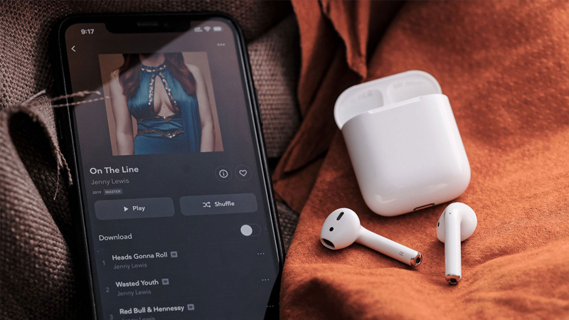 Một cặp AirPods phát nhạc ở mức âm lượng thấp sẽ có khả năng hoạt động lâu hơn một chút so với một cặp tai nghe phát nhạc ở mức âm lượng tối đa.