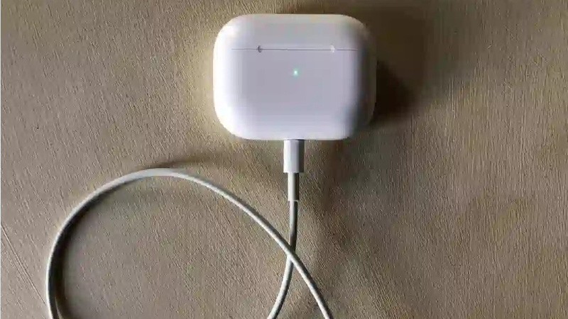 Bạn nên sạc tai nghe AirPods trong bao lâu?
