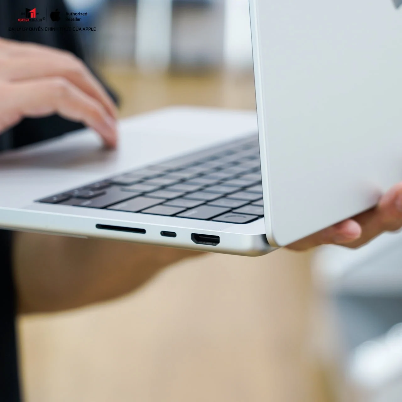 cổng kết nối bên phải macbook pro m2 pro