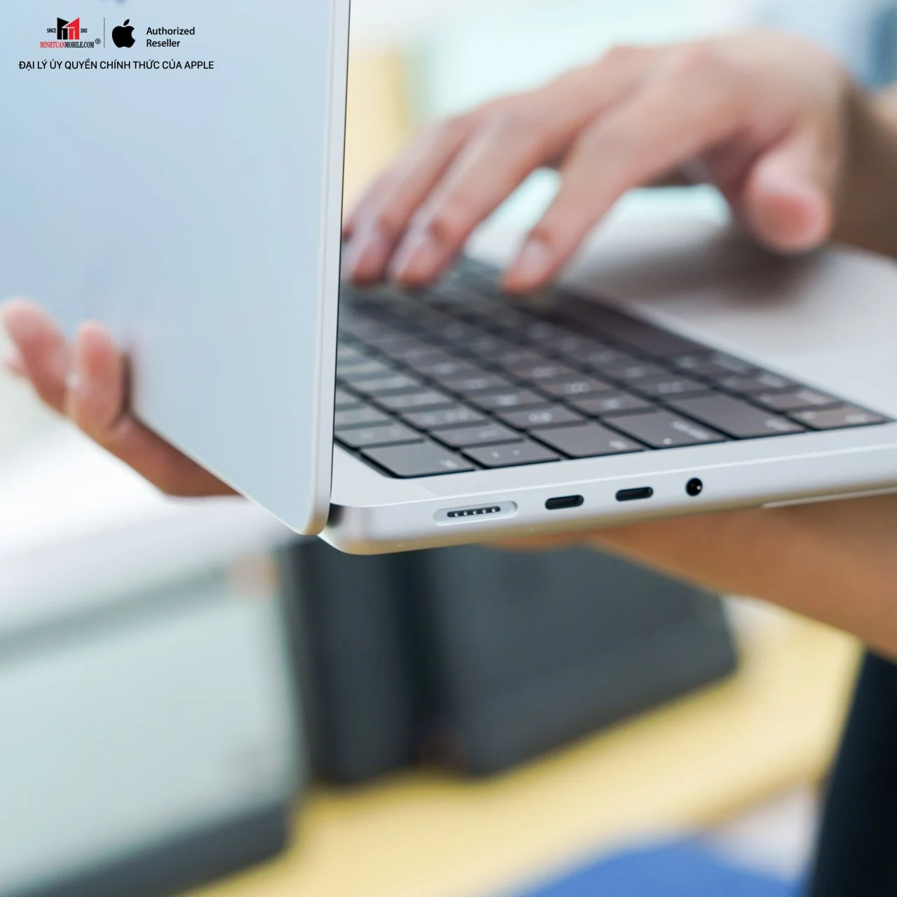 cổng kết nối bên trái macbook pro m2 pro