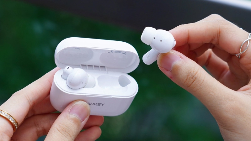 Tai nghe Bluetooth có thiết kế hiện đại dạng móc vành hướng tới khả năng hỗ trợ tập thể thao đem đến sự chắc chắn, an toàn tuyệt đối và không bị vướng víu khó chịu