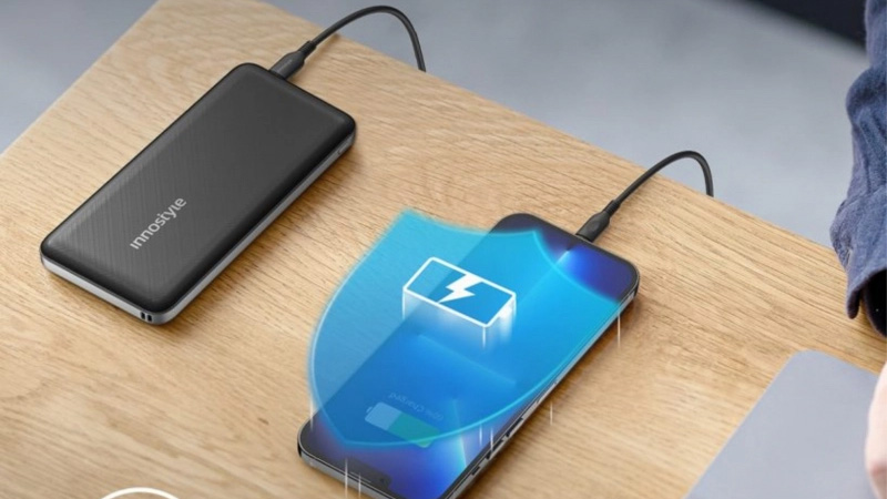 Pin sạc dự phòng với thiết kế vỏ lưng có chất liệu nhựa piano-black trơn bóng rất lạ mắt, cầm rất thích tay. 