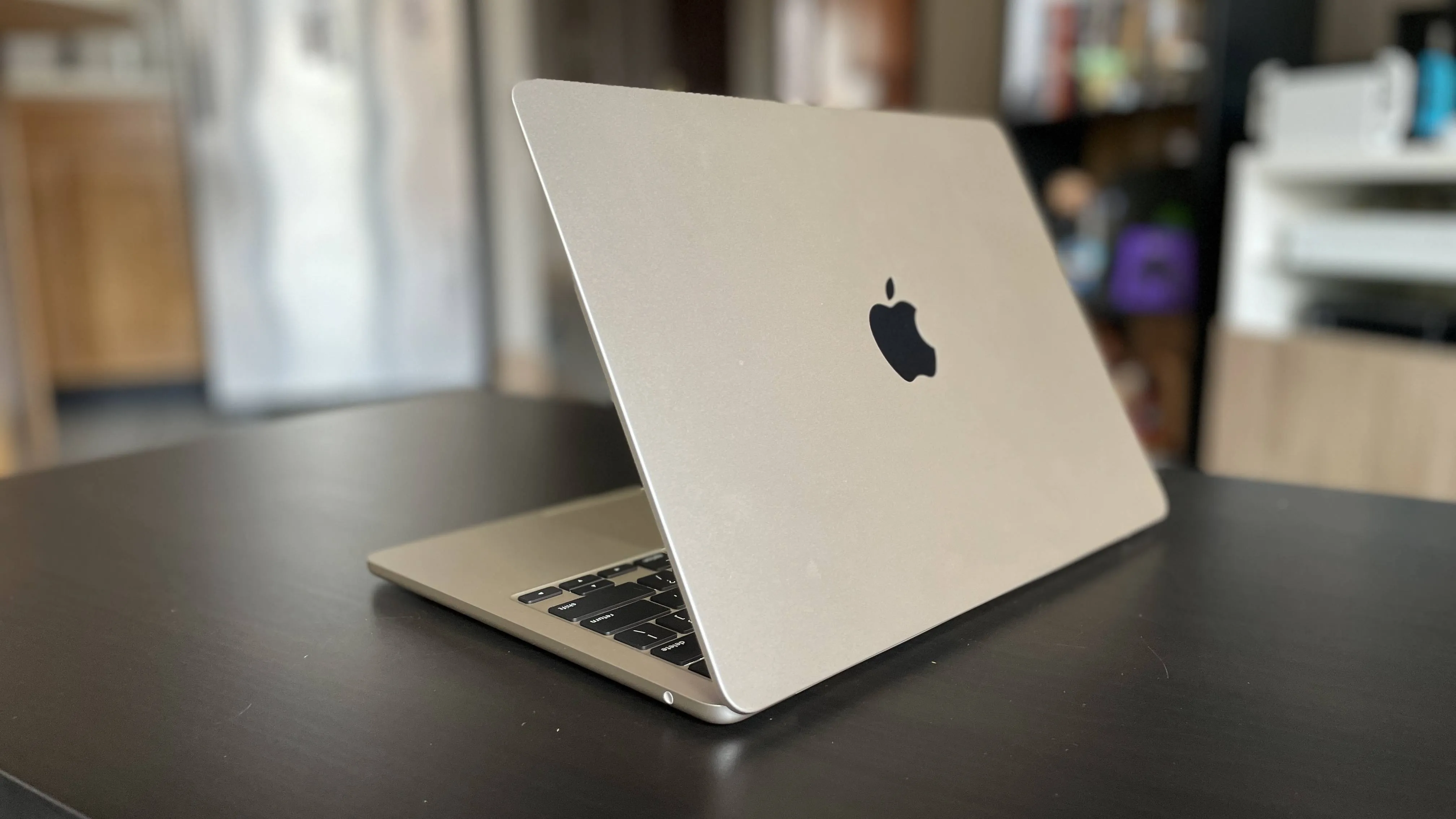 MacBook Air M2 vàng starlight