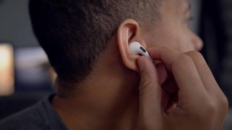 Một sản phẩm của nhà Apple được ưu đãi hấp dẫn trong chương trình sale lần này đó là tai nghe AirPods