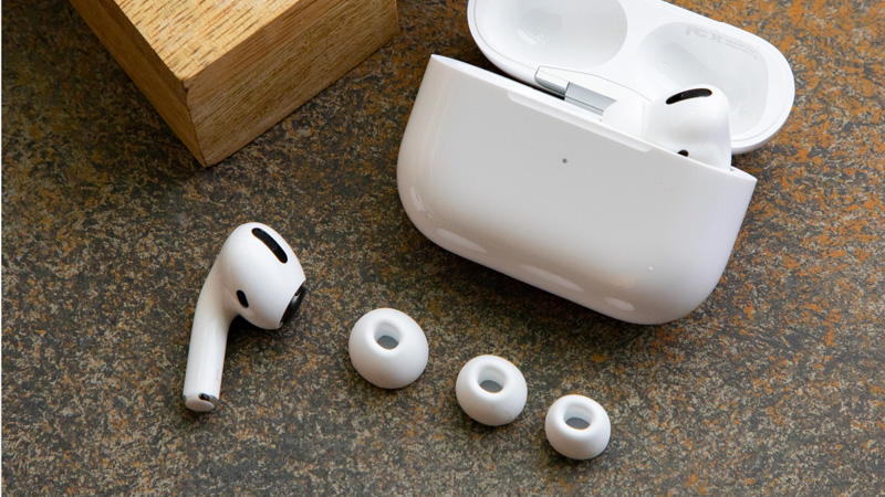 Trên tất cả các dòng Airpods, nó đều có cơ chế tự động dừng phát khi gỡ khỏi tai và phát khi đeo trở lại, vô cùng tiện lợi để bạn không bỏ lỡ đoạn nhạc đang nghe, đồng thời cũng tiết kiệm khoảng pin kha khá.