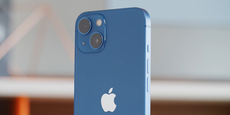 iPhone 13 128 GB có phần tai thỏ được thiết kế nhỏ hơn và loại bỏ nút Home hoàn tòan nên tạo cảm giác màn hình trông to hơn dù sở hữu kích thước 6.1 inch