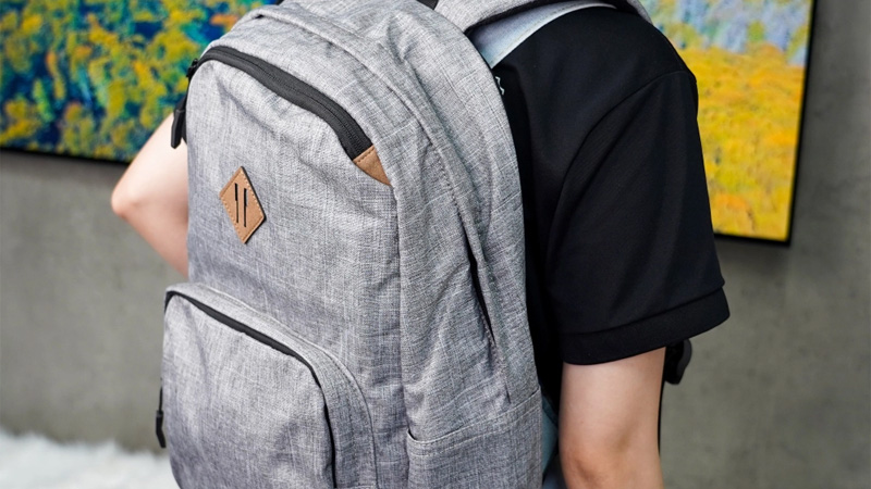 Để thuận tiện cho việc di chuyển hơn, người dùng chắc chắn sẽ cần đến những thiết bị hỗ trợ như balo dành cho laptop. 