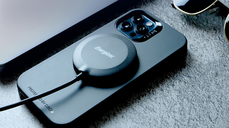 Đế sạc nhanh có thiết kế siêu nhỏ gọn với công suất sạc nhanh 15W, tích hợp thêm các linh kiện từ tính để có thể gắn chặt iPhone cũng như hit vào các ốp lưng có hỗ trợ MagSafe.