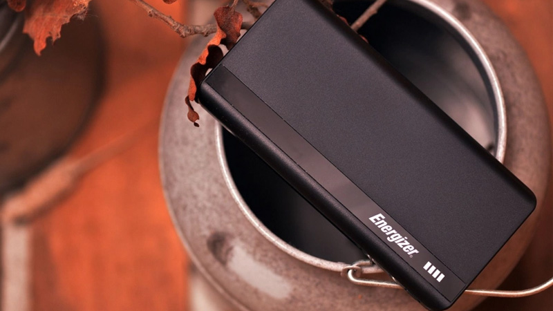 Pin sạc dự phòng với thiết kế vỏ lưng có chất liệu nhựa piano-black trơn bóng rất lạ mắt, cầm rất thích tay.