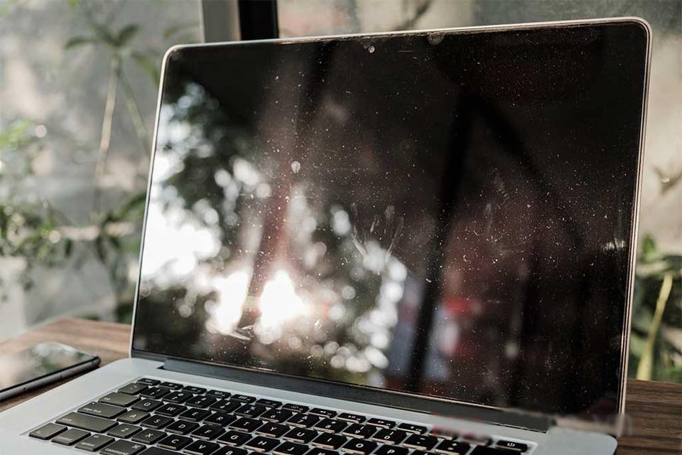 Miếng dán bảo vệ màn hình có thể làm hỏng toàn bộ màn hình MacBook của bạn