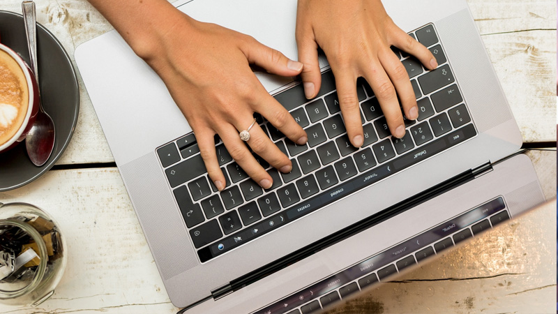 Kiểm tra lỗ thông hơi trên máy của bạn có bị tắc nghẽn, không thể cho máy tản nhiệt