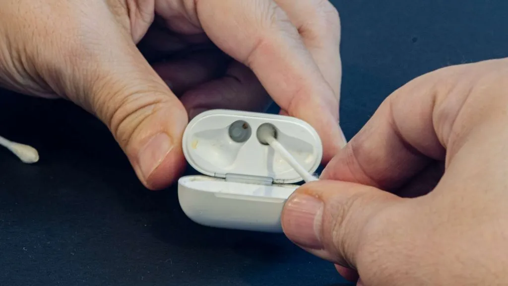 Vệ sinh tai nghe Airpods