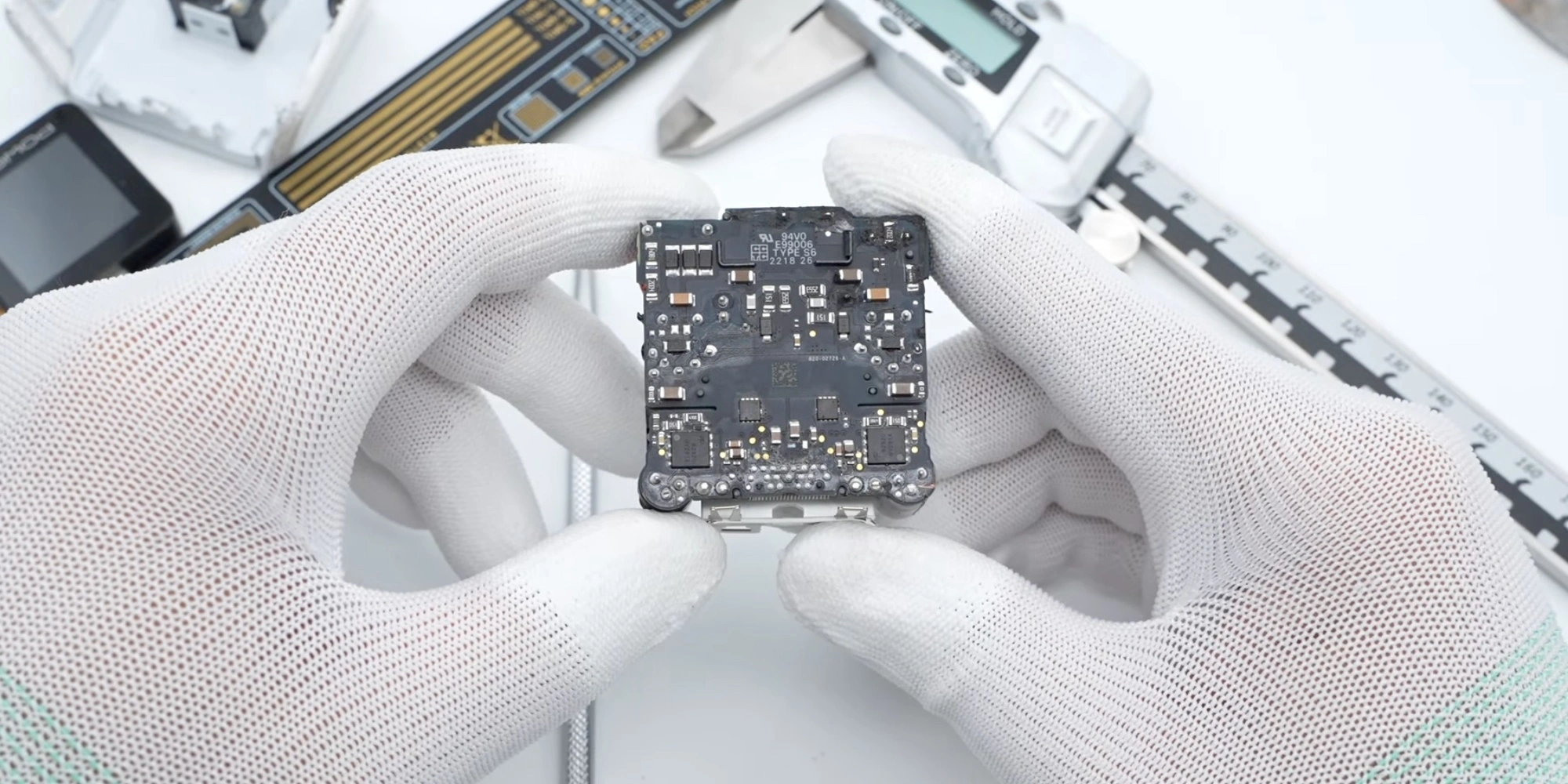 Bên trong bộ sạc nhỏ gọn USB-C kép 35W - hình 