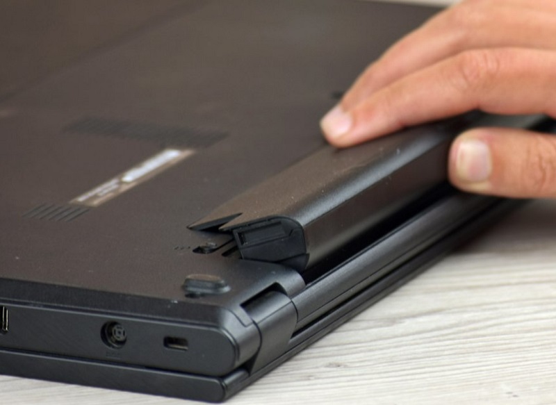 Kích thước pin nhỏ dễ dàng tháo lắp