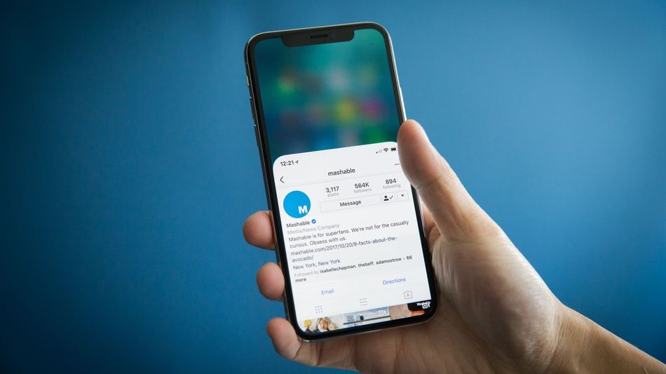 Vuốt ở giữa từ trên xuống dưới để bật chế độ thao tác bằng 1 tay