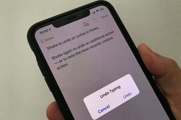 Lắc nhẹ điện thoại vài lần hoặc di 3 đầu ngón tay sang bên trái để hoàn tác (undo) tác vụ cần bỏ đi