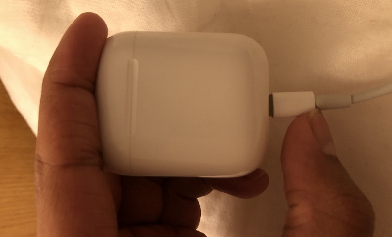 AirPods không sạc được