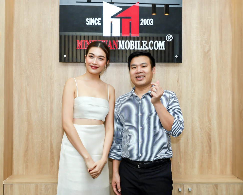 Á Hậu Lệ Hằng mua iPhone 14 Pro Max