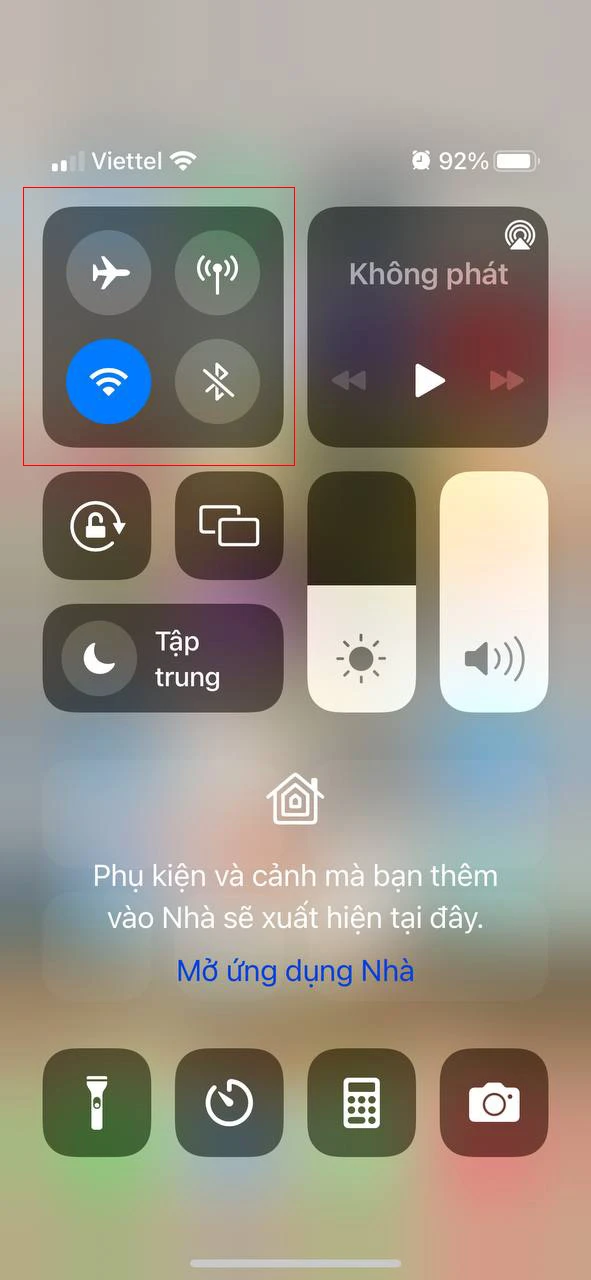 Bước 1: Mở Trung tâm điều khiển > nhấn giữ Biểu tượng Wifi, Bluetooth và chọn AirDrop. 