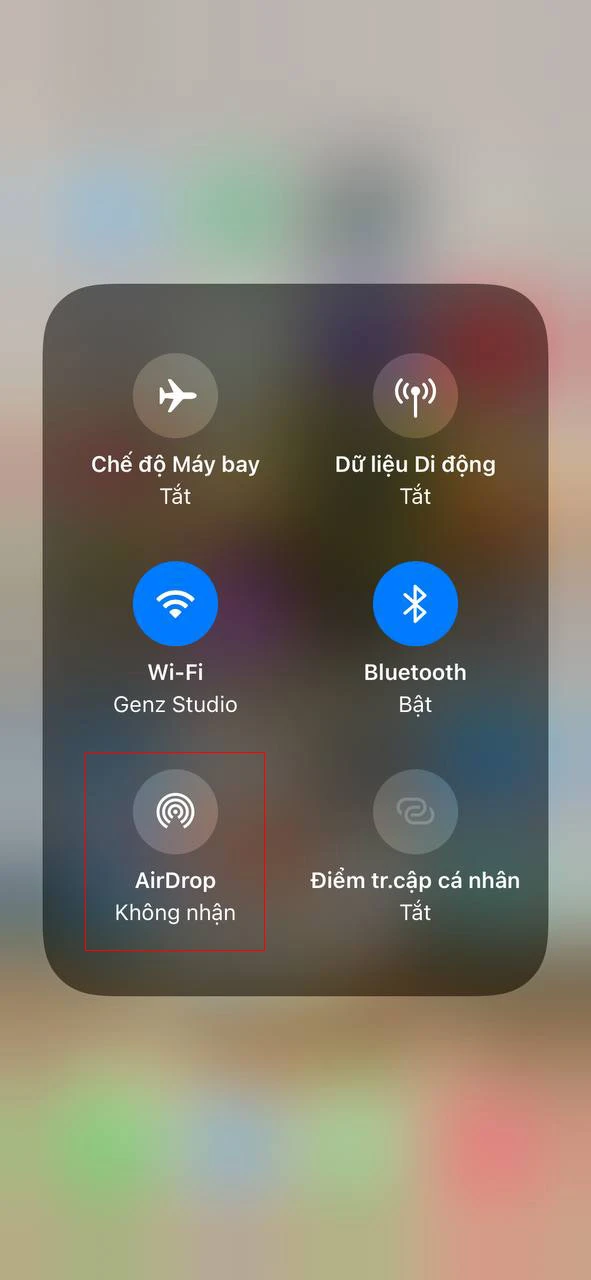 Bước 1: Mở Trung tâm điều khiển > nhấn giữ Biểu tượng Wifi, Bluetooth và chọn AirDrop. 