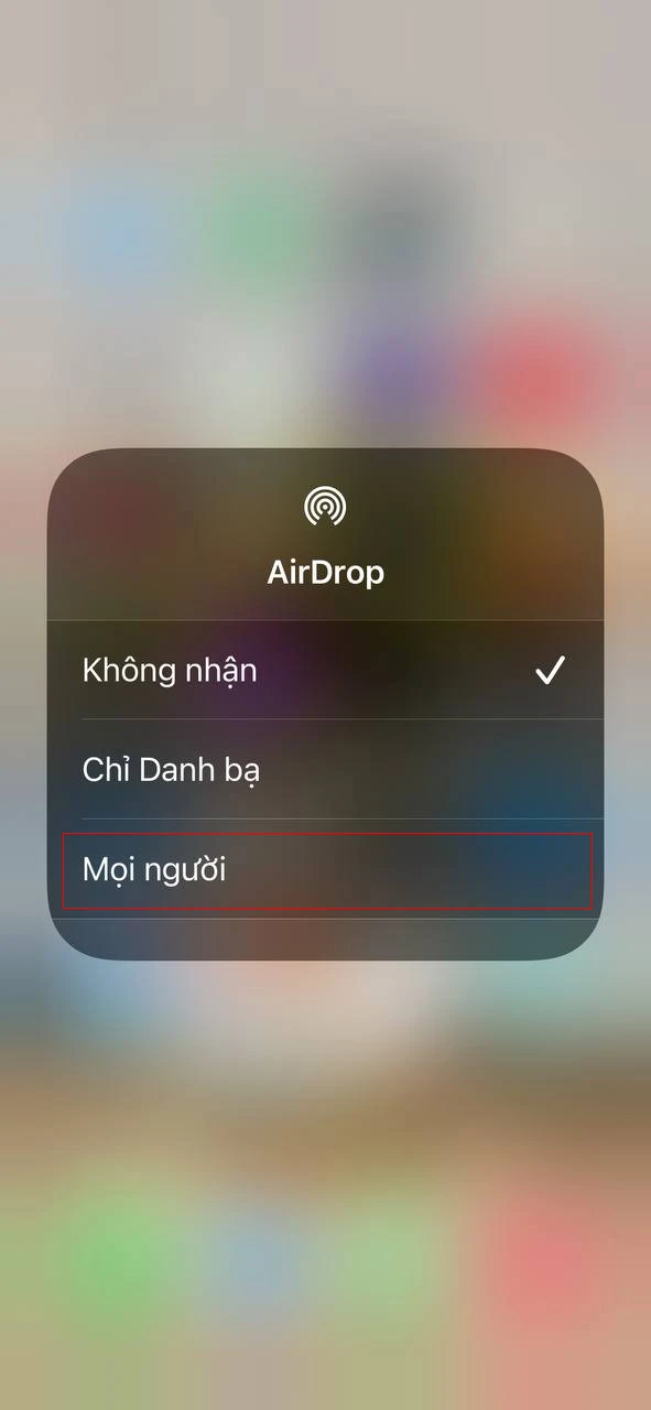 Bước 2: Sau đó nhấn chọn Mọi người để khởi động tính năng AirDrop > di chuyển đến dữ liệu mà bạn muốn gửi và nhấn chia sẻ.